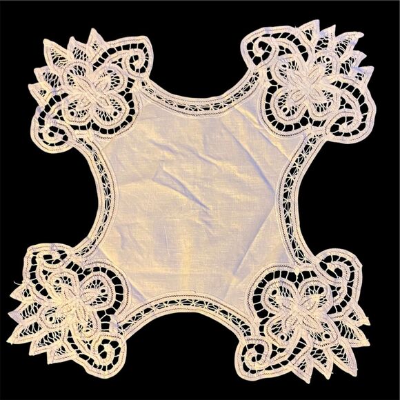 Linen Embroidered Bread Basket Liner Ecru Lace Scallop Edge Needlework Vintage - Picture 1 of 2